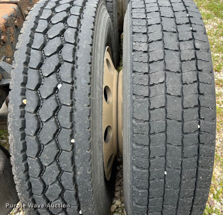 image for item DS3013 2008 Peterbilt  386 semi truck