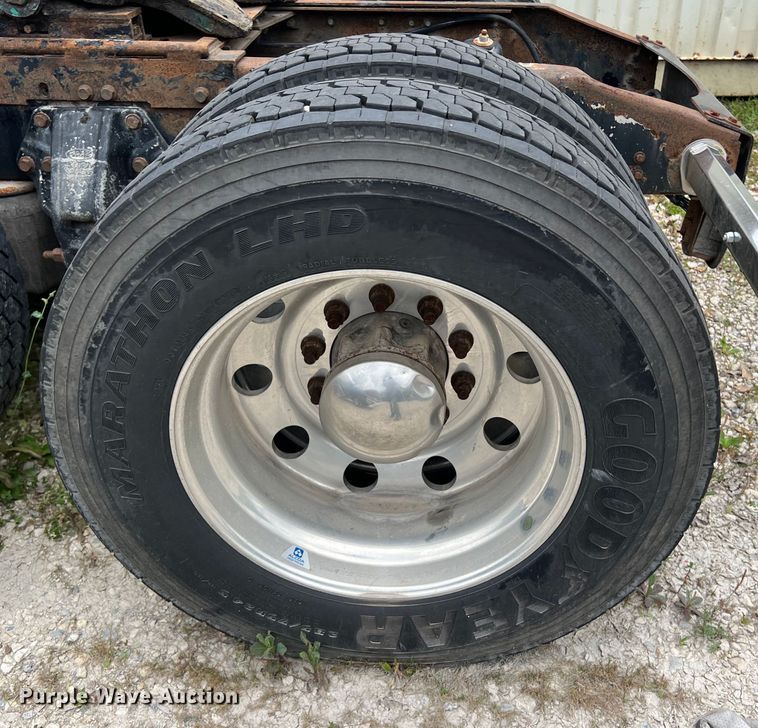 image for item DS3013 2008 Peterbilt  386 semi truck