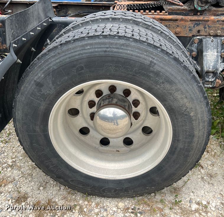 image for item DS3013 2008 Peterbilt  386 semi truck