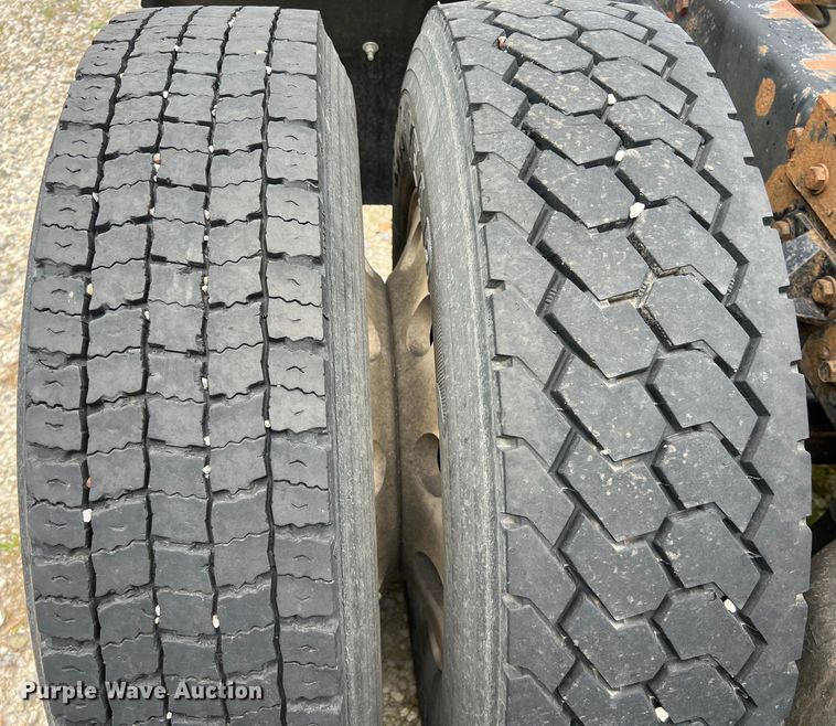 image for item DS3013 2008 Peterbilt  386 semi truck