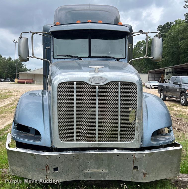 image for item DS3018 2012 Peterbilt  386 semi truck