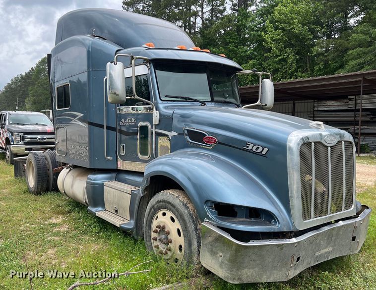 image for item DS3018 2012 Peterbilt  386 semi truck