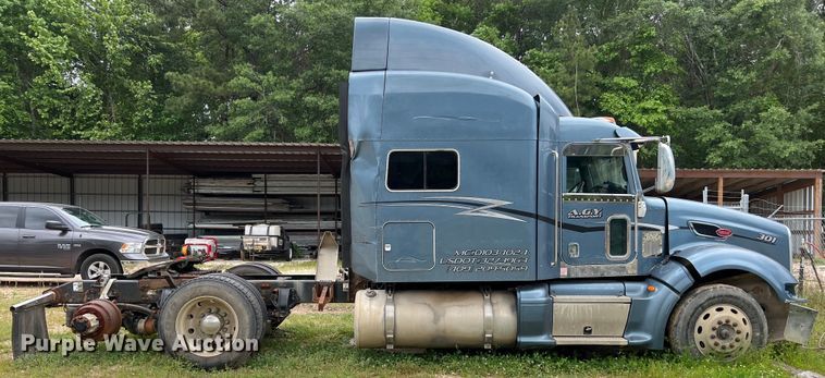 image for item DS3018 2012 Peterbilt  386 semi truck