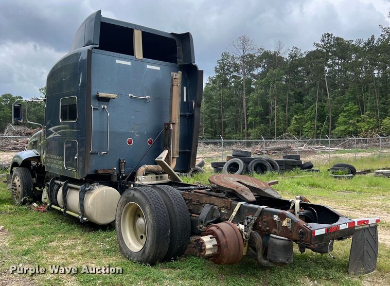 image for item DS3018 2012 Peterbilt  386 semi truck