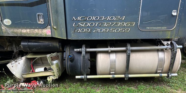 image for item DS3018 2012 Peterbilt  386 semi truck