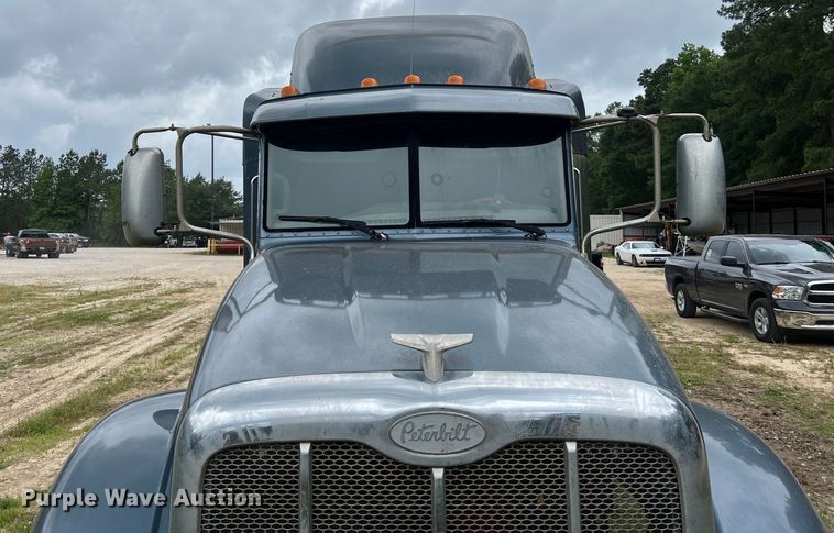 image for item DS3018 2012 Peterbilt  386 semi truck
