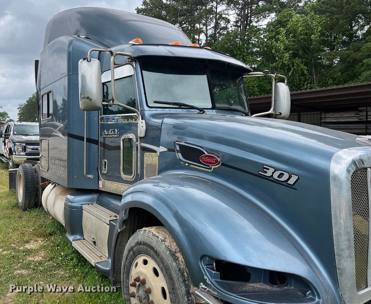 image for item DS3018 2012 Peterbilt  386 semi truck