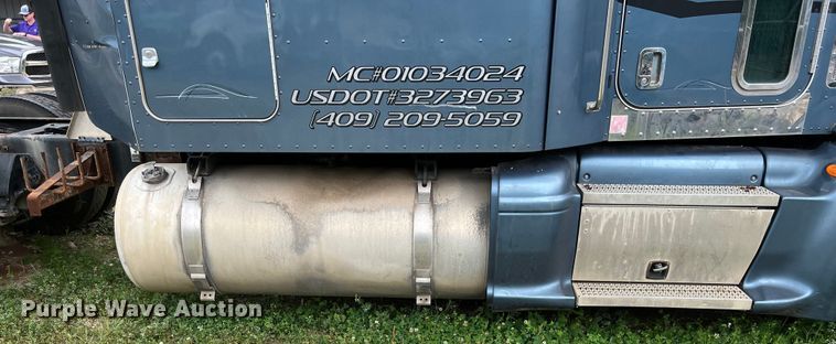 image for item DS3018 2012 Peterbilt  386 semi truck