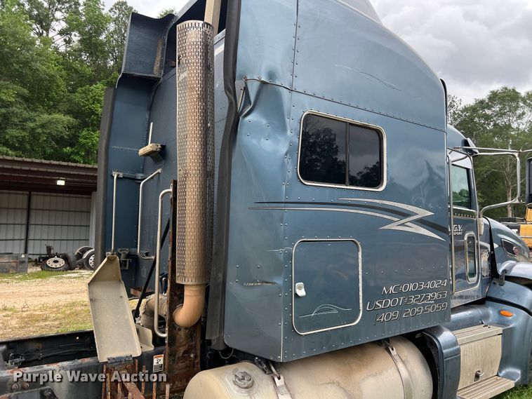 image for item DS3018 2012 Peterbilt  386 semi truck