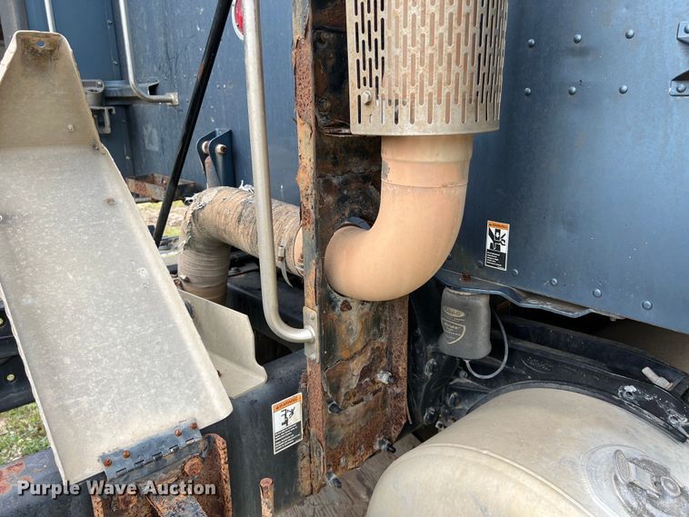 image for item DS3018 2012 Peterbilt  386 semi truck