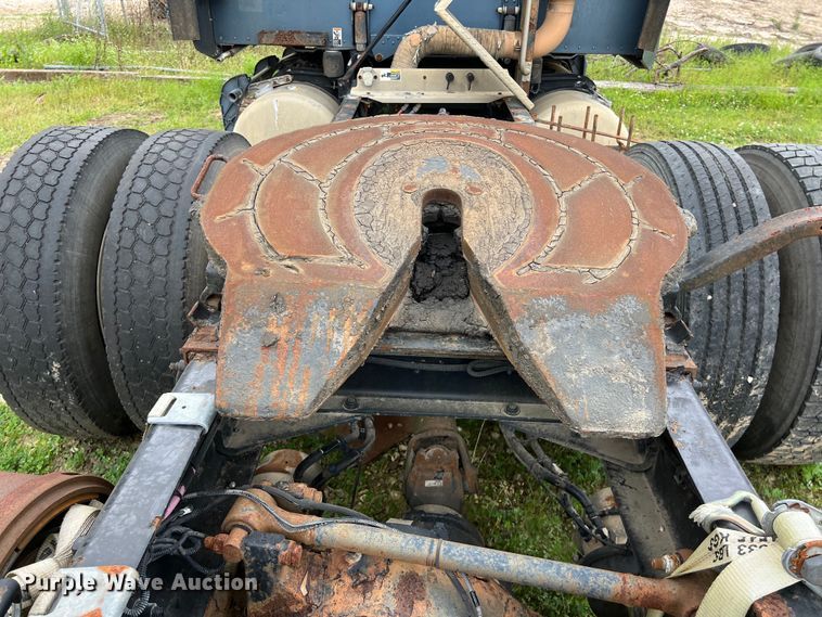 image for item DS3018 2012 Peterbilt  386 semi truck