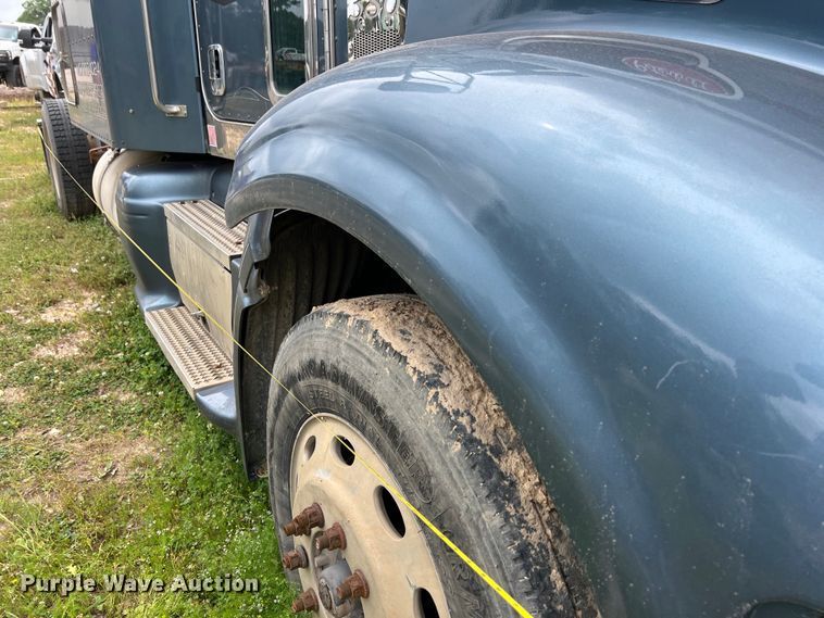 image for item DS3018 2012 Peterbilt  386 semi truck