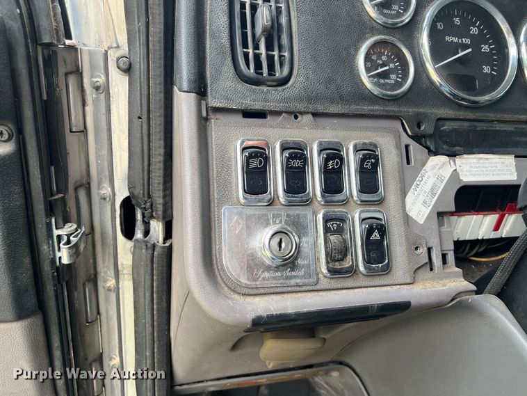 image for item DS3018 2012 Peterbilt  386 semi truck