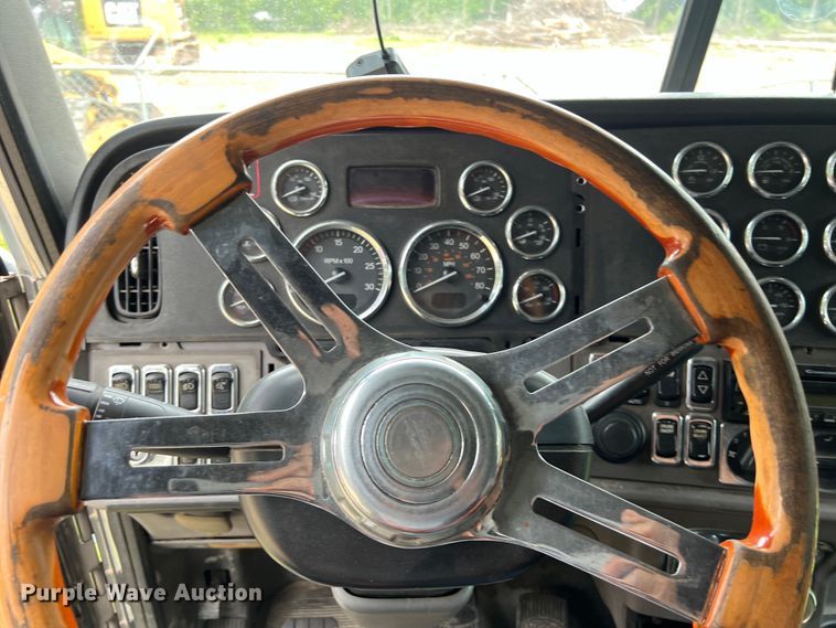 image for item DS3018 2012 Peterbilt  386 semi truck