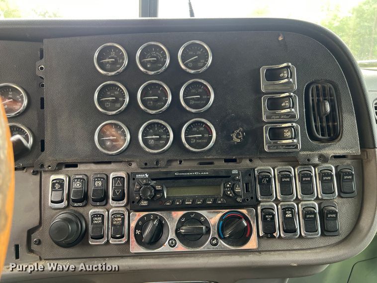 image for item DS3018 2012 Peterbilt  386 semi truck