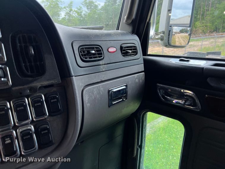 image for item DS3018 2012 Peterbilt  386 semi truck