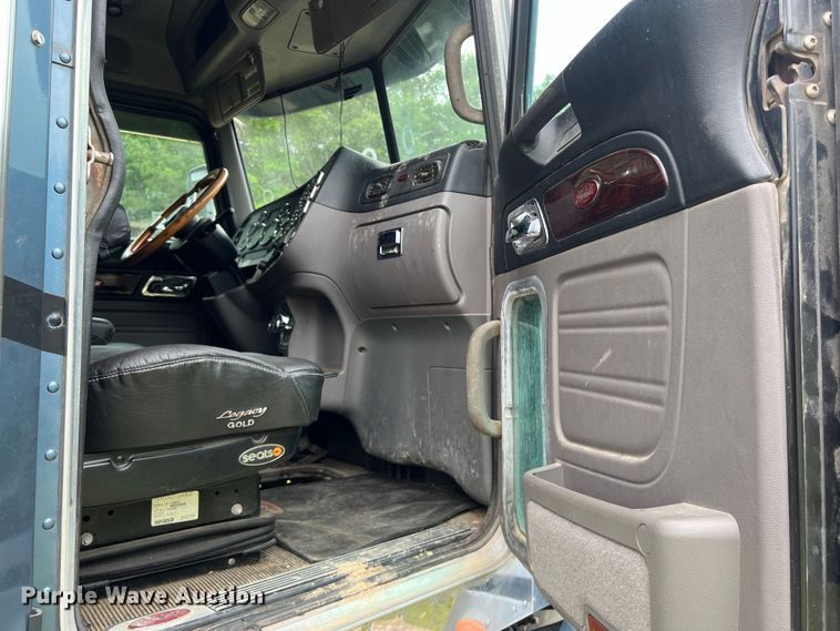 image for item DS3018 2012 Peterbilt  386 semi truck