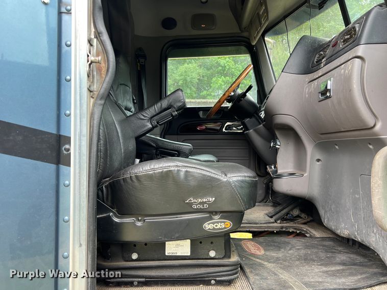 image for item DS3018 2012 Peterbilt  386 semi truck