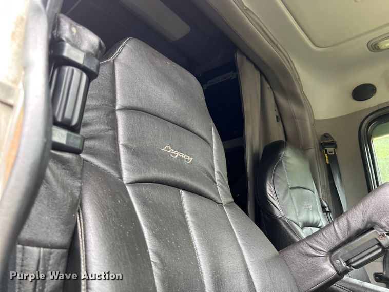 image for item DS3018 2012 Peterbilt  386 semi truck