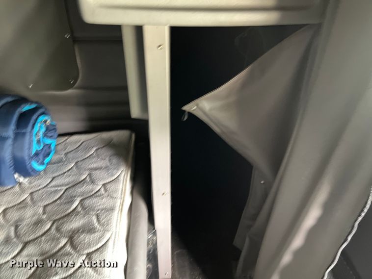 image for item DS3018 2012 Peterbilt  386 semi truck