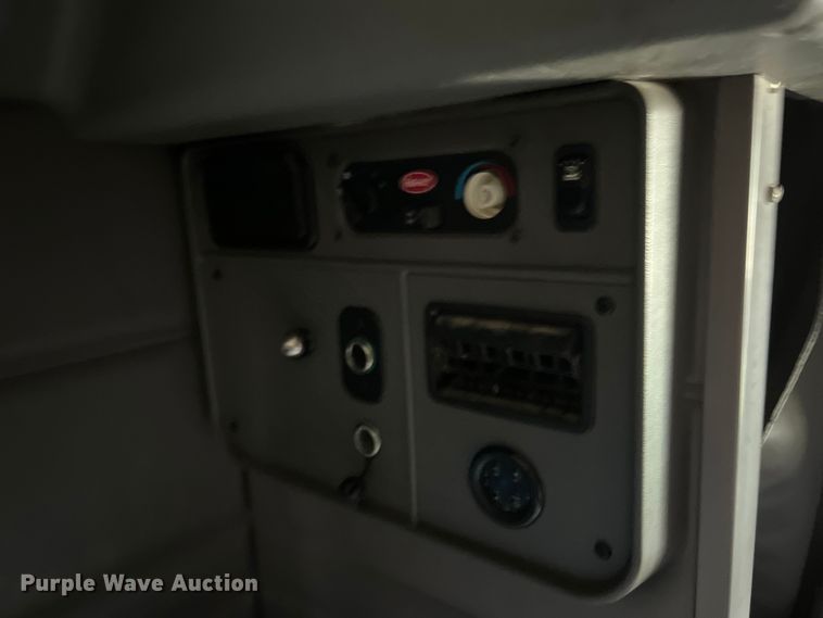 image for item DS3018 2012 Peterbilt  386 semi truck
