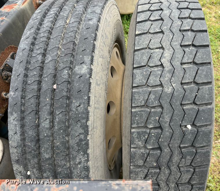 image for item DS3018 2012 Peterbilt  386 semi truck