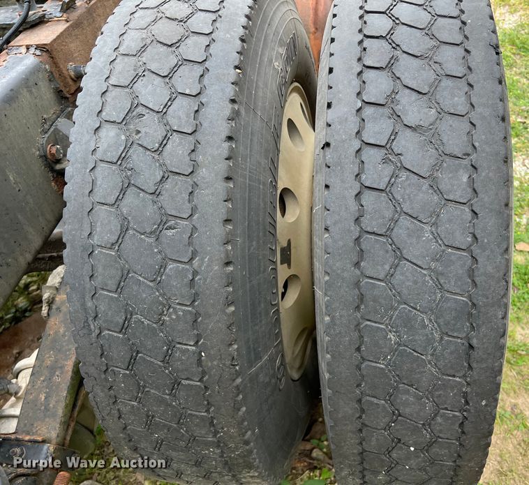 image for item DS3018 2012 Peterbilt  386 semi truck