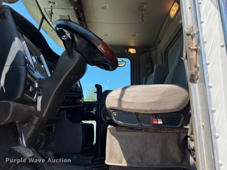 image for item DS3025 2008 Kenworth T800 semi truck