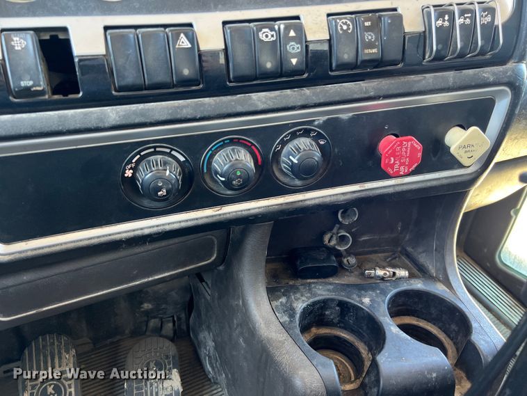 image for item DS3025 2008 Kenworth T800 semi truck
