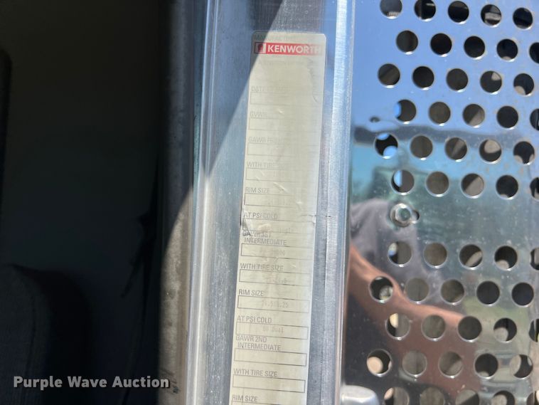 image for item DS3025 2008 Kenworth T800 semi truck