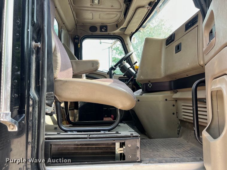 image for item DS3043 2013 International PayStar 5900i semi truck