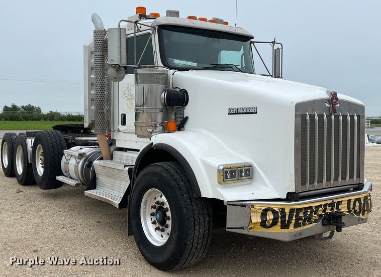 image for item DS3057 2013 Kenworth T800 semi truck
