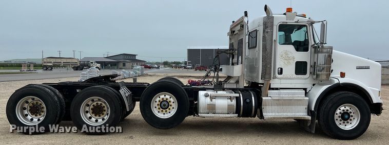 image for item DS3057 2013 Kenworth T800 semi truck