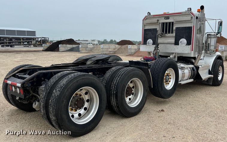 image for item DS3057 2013 Kenworth T800 semi truck