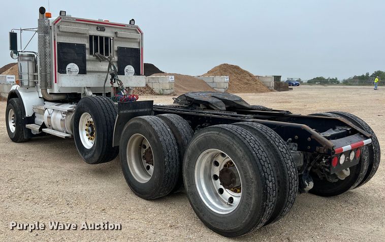 image for item DS3057 2013 Kenworth T800 semi truck