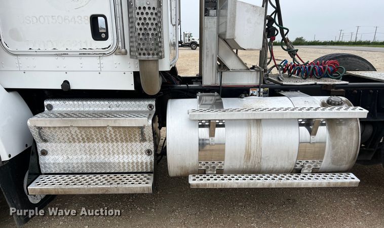 image for item DS3057 2013 Kenworth T800 semi truck