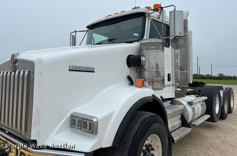 image for item DS3057 2013 Kenworth T800 semi truck
