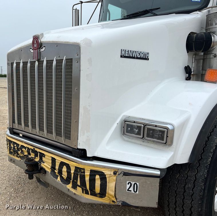 image for item DS3057 2013 Kenworth T800 semi truck