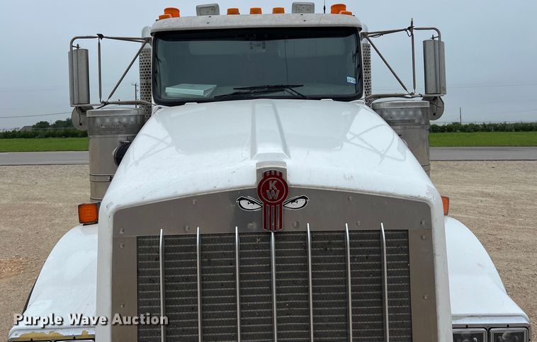 image for item DS3057 2013 Kenworth T800 semi truck