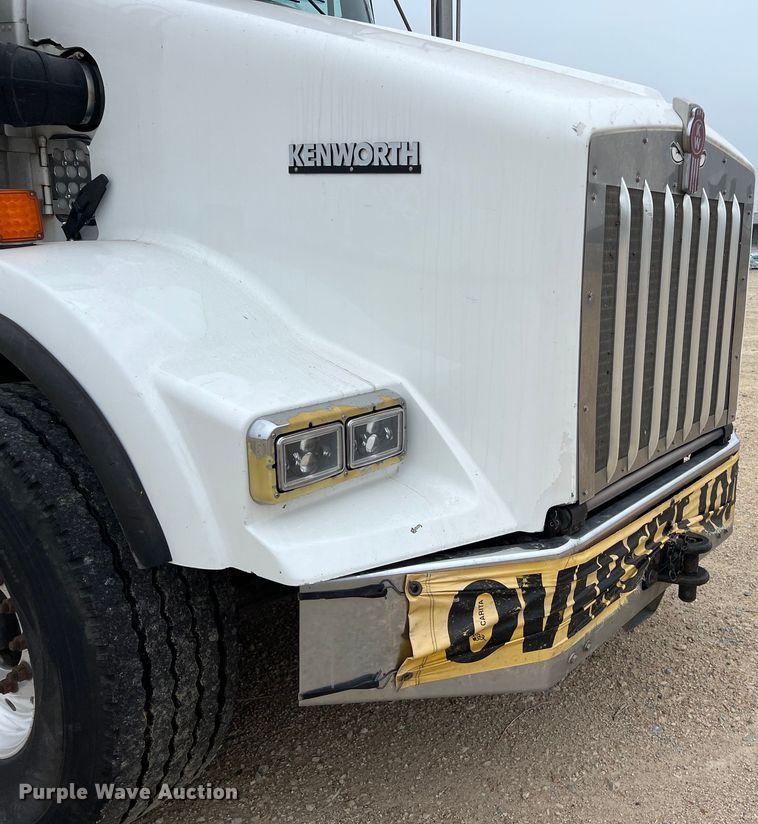 image for item DS3057 2013 Kenworth T800 semi truck