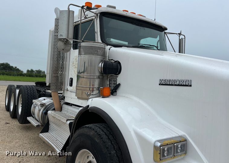 image for item DS3057 2013 Kenworth T800 semi truck