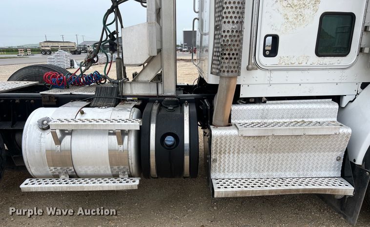 image for item DS3057 2013 Kenworth T800 semi truck