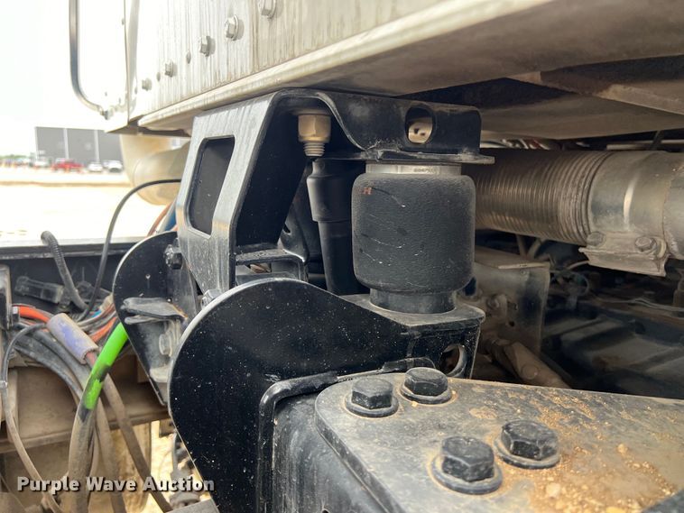 image for item DS3057 2013 Kenworth T800 semi truck