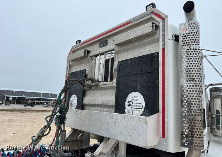 image for item DS3057 2013 Kenworth T800 semi truck