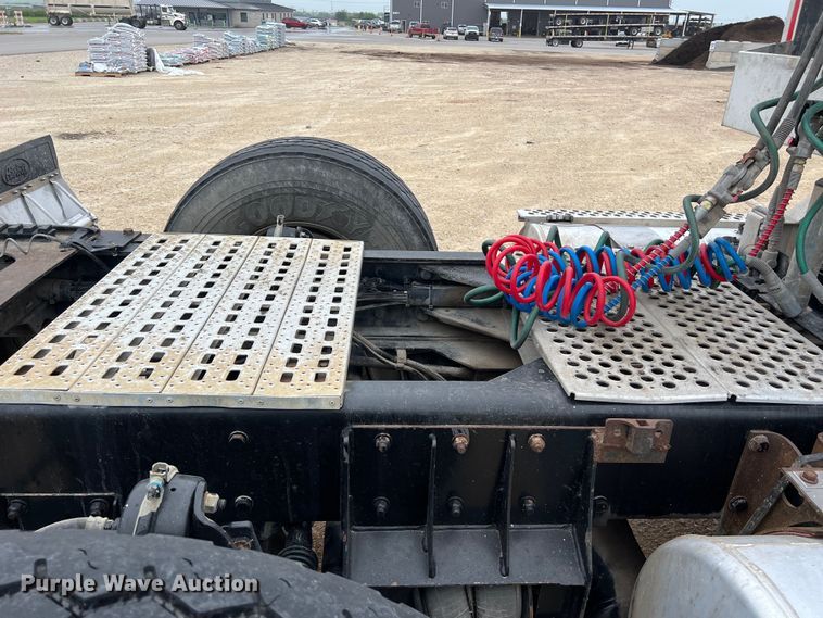 image for item DS3057 2013 Kenworth T800 semi truck