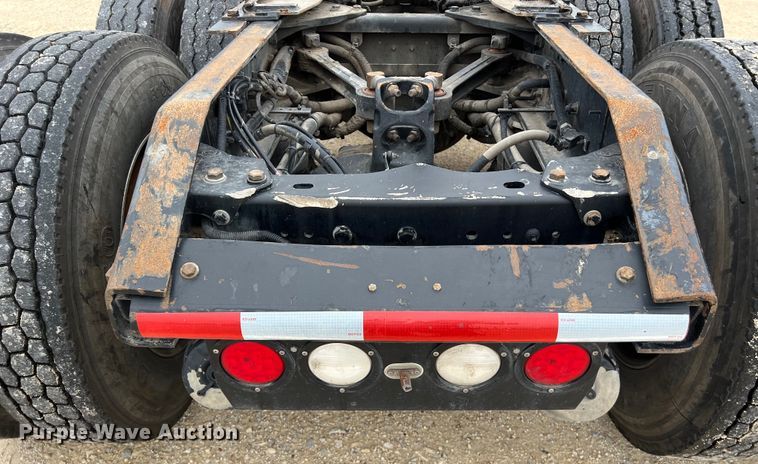 image for item DS3057 2013 Kenworth T800 semi truck