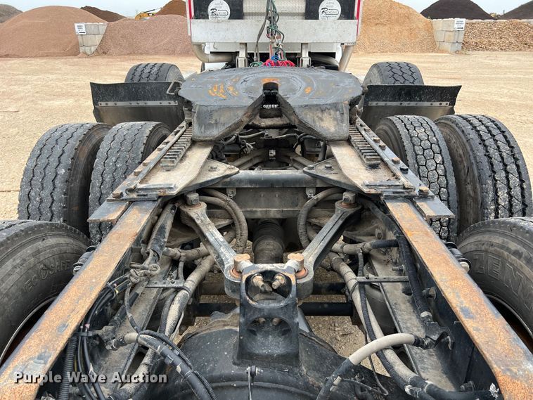 image for item DS3057 2013 Kenworth T800 semi truck