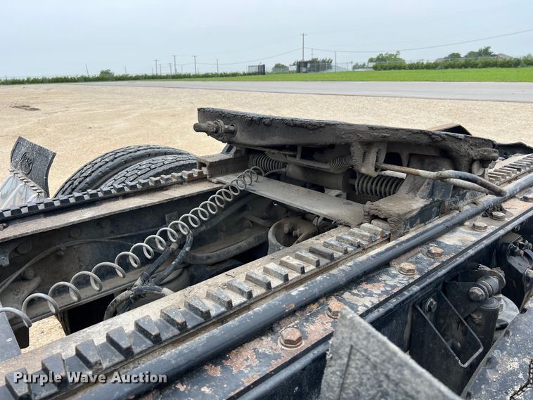 image for item DS3057 2013 Kenworth T800 semi truck