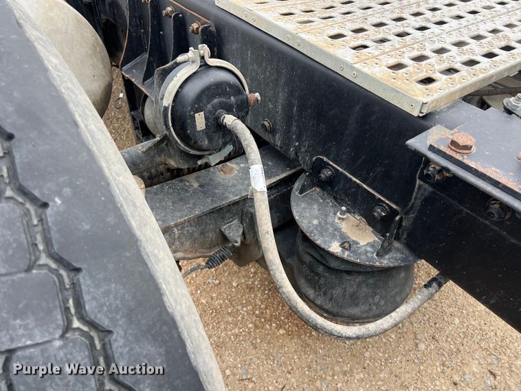 image for item DS3057 2013 Kenworth T800 semi truck