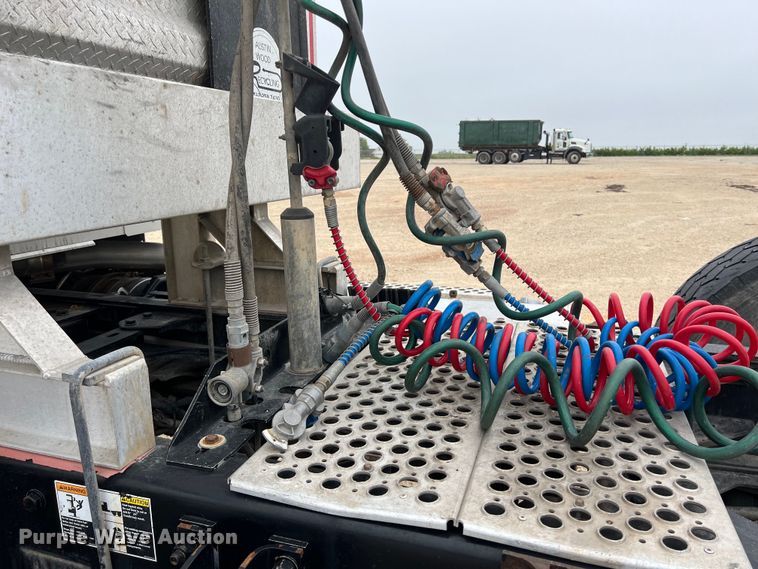 image for item DS3057 2013 Kenworth T800 semi truck